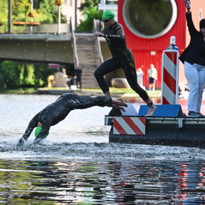 zwei Männer springen ins Wasser